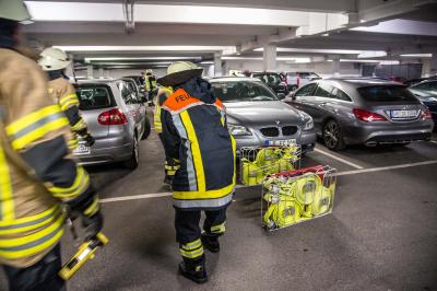 Fellbach: Rauchender Pkw im Parkhaus beim DreamBowl sorgt fuer Feuerwehreinsatz